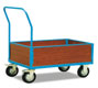 Carro de transporte con paredes de madera
