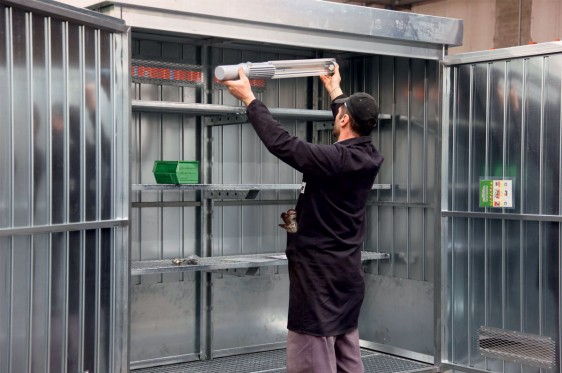 Módulo de almacenamiento exterior con estantes para pequeños recipientes