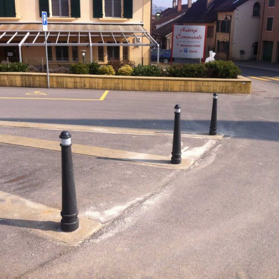 Bolardos flexibles de caucho reciclado para zonas peatonales