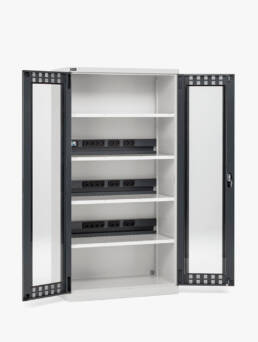Armario con puertas batientes y toma de corriente