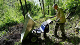 Carretilla dumper electrico dumperjet descargando tierra de jardin uai