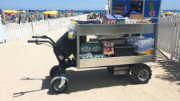 Carro electrico de 4 ruedas HS4 L cargando bebidas en la playa uai