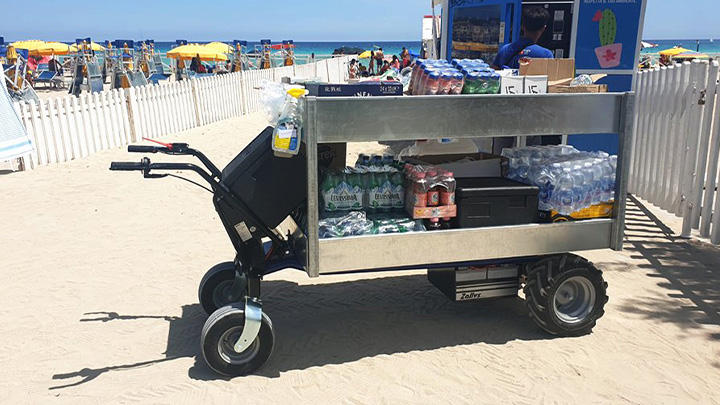Carro electrico de 4 ruedas HS4 L cargando bebidas en la playa