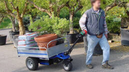 Carro motorizado TR30 cargando material de jardineria disset odiseo uai