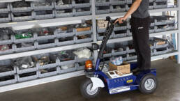Scooter eléctrico de almacén K3 cargando repuestos en un almacen