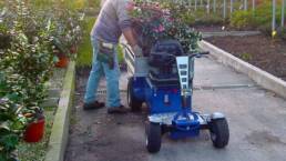 Remolcador industrial plataforma S2 cargando plantas en un vivero de plantas